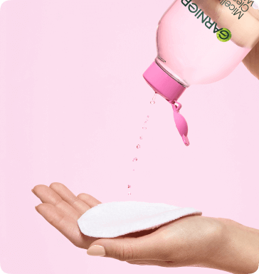 Ręce modelki nakładającej płyn micelarny 3w1 do skóry wrażliwej od Garnier, na wacik