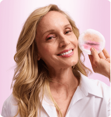 Uśmiechnięta modelka z dojrzałą i wrażliwą skórą zmywa makijaż płynem micelarnym 3w1 od Garnier