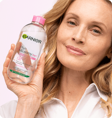 Modelka prezentująca w ręce płyn micelarny 3w1 do skóry wrażliwej od Garnier